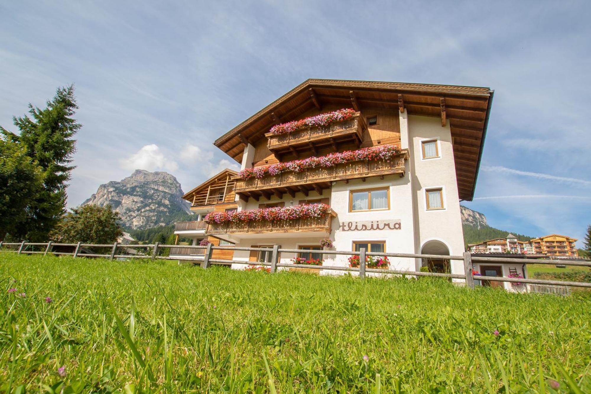Dolomitdreams Hotel La Villa  Buitenkant foto